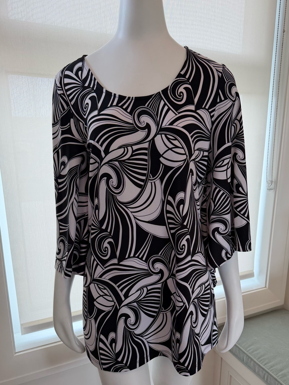 Laura Black & White Swirl Print Bell Sleeve Tunic Top Medium - Picture 2 of 7